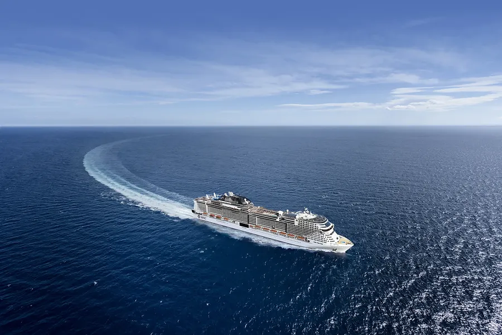 Kapal pesiar MSC di laut lepas